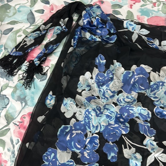 Sheer Floral Beach Cover-Up. - Picture 4 of 6